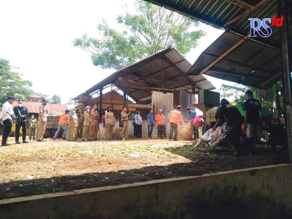 Proses memilah sampah yang dilakukan oleh DPRKPLH Kabupaten Temanggung. (ANANTA ERLANGGA  MUSA / JAWA POS RADAR SEMARANG)