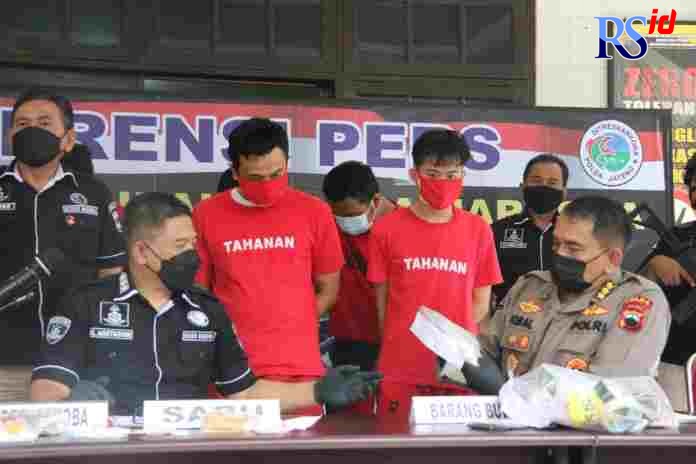 Direktur Reserse Narkoba Polda Jateng, Kombes Pol Lutfi Martadian pada konferensi pers penangkapan lima pengedar sabu di Semarang, Selasa (21/9). (M Haryanto/Jawa Pos Radar Semarang)