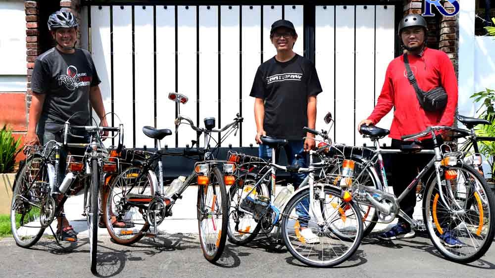 Nugroho, Aan, dan Mansur, memamerkan koleksi sepeda robotnya. Mereka tergabung dalam komunitas Serobot Semarang. (NUR CHAMIM/ JAWA POS RADAR SEMARANG)