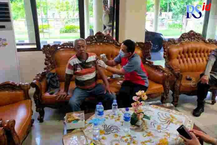 Agus Dartono menjalani vaksinasi di Polrestabes Semarang. (Istimewa)