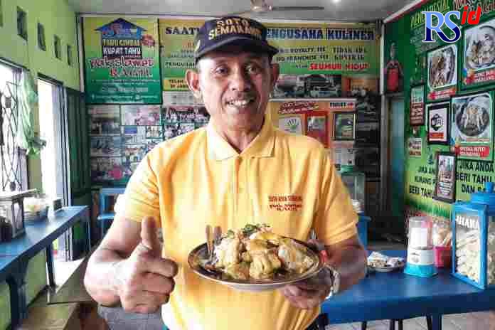 Slamet Riyanto alias Slamet Ragil menunjukkan menu kupat tahu gimbal dengan tambahan telur ceplok. (PUPUT PUSPITASARI/JAWA POS RADAR SEMARANG)