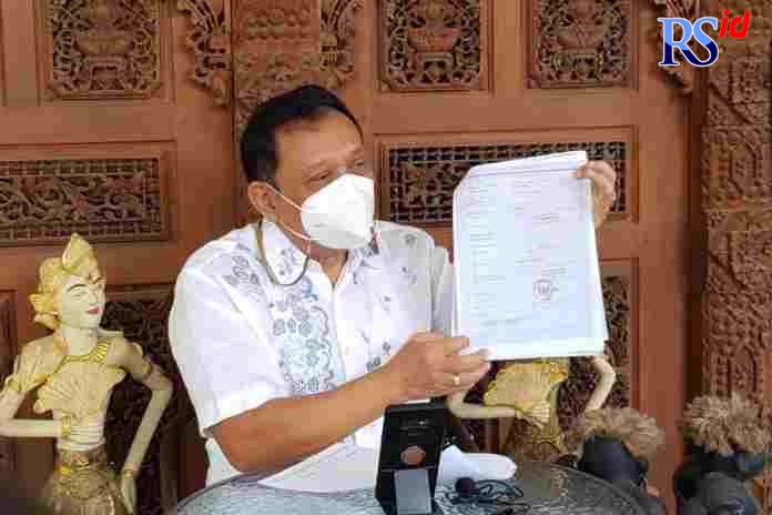 Mantan Wali Kota Semarang Sukawi Sutarip menunjukkan putusan PN Semarang atas tanahnya yang diserobot pihak lain.  (Istimewa)