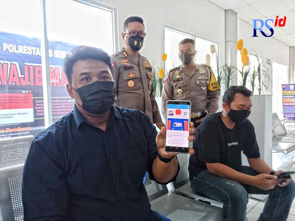 Salah satu petugas Satlantas Kota Semarang menunjukkan aplikasi e-Avis yang memudahkan masyarakat melakukan ujian pembuatan SIM secara online. (M HARIYANTO/JAWA POS RADAR SEMARANG)