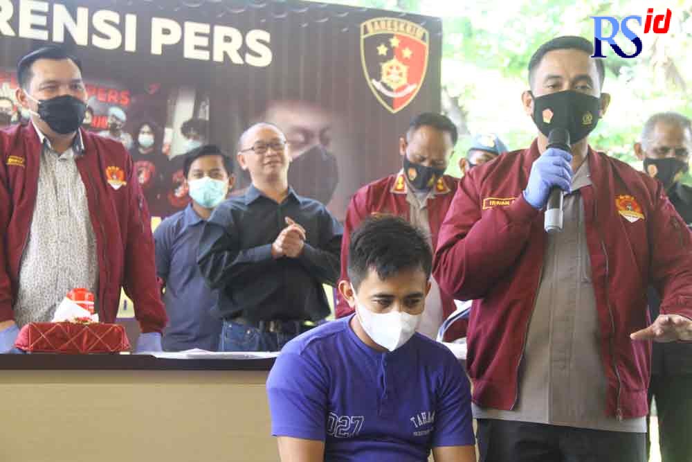 Kapolrestabes Semarang Kombes Pol Irwan Anwar saat meminta keterangan tersangka Yandi, yang melakukan penipuan luar dalam terhadap para janda di Kota Semarang. (NURCHAMIM/JAWA POS RADAR SEMARANG)