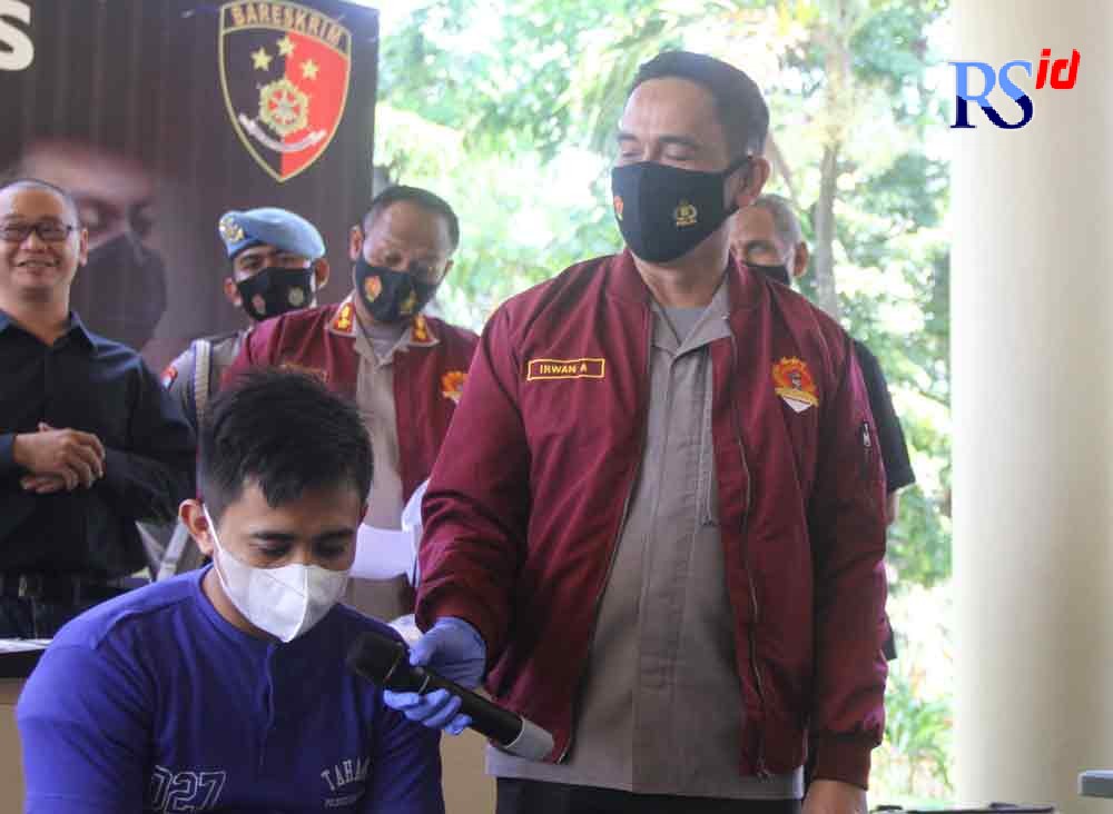 Kapolrestabes Semarang Kombes Pol Irwan Anwar saat meminta keterangan tersangka Yandi, yang melakukan penipuan luar dalam terhadap para janda di Kota Semarang. (NURCHAMIM/JAWA POS RADAR SEMARANG)