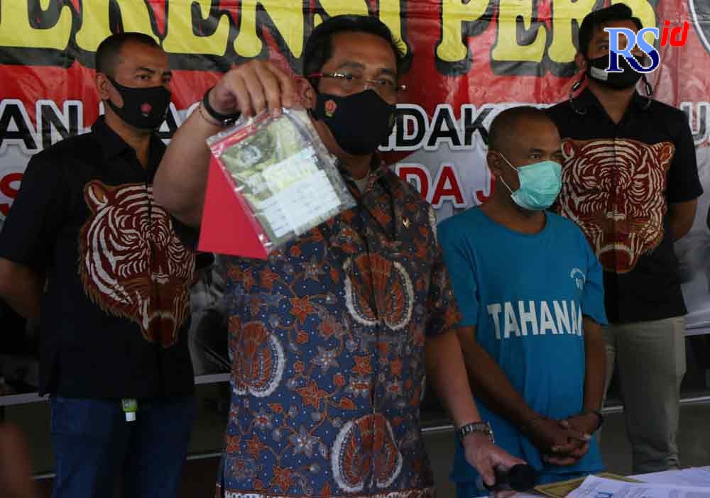 Polda Jateng berhasil mengamankan pemalsu dokumen jual beli di Mapolda Jateng Jumat (9/9/2021). (NUR CHAMIM/JAWA POS RADAR SEMARANG)