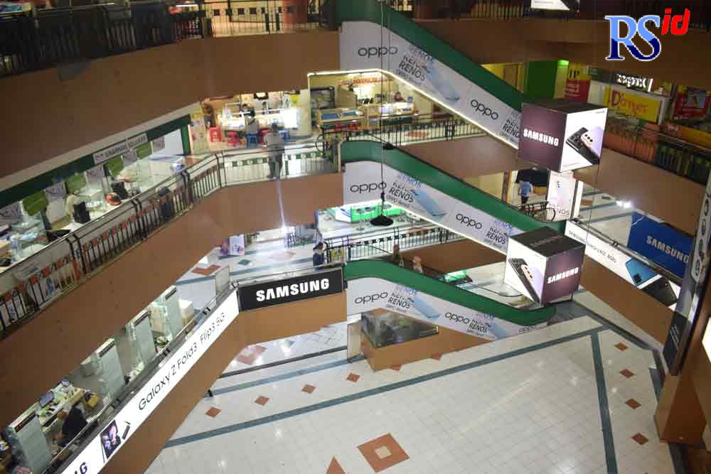 Suasana Plaza Simpang Lima sepi lantaran masih adanya pembatasan pengunjung dan persyaratan ketat Kamis (2/9/2021). (TITIS ANIS FAUZIYAH/JAWA POS RADAR SEMARANG)