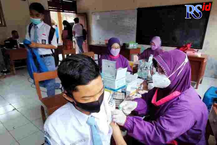 Pelajar SMKN 1 Sayung menjalani vaksinasi di ruang sekolah.  (Wahib Pribadi/Jawa Pos Radar Semarang)