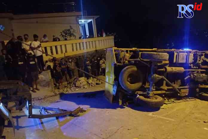 AKIBAT REM BLONG?: Enam orang meninggal dunia akibat kecelakaan truk di kawasan Gunungsari, Sambirejo Prambanan, Jumat malam (3/9). (DWI AGUS/RADAR JOGJA)