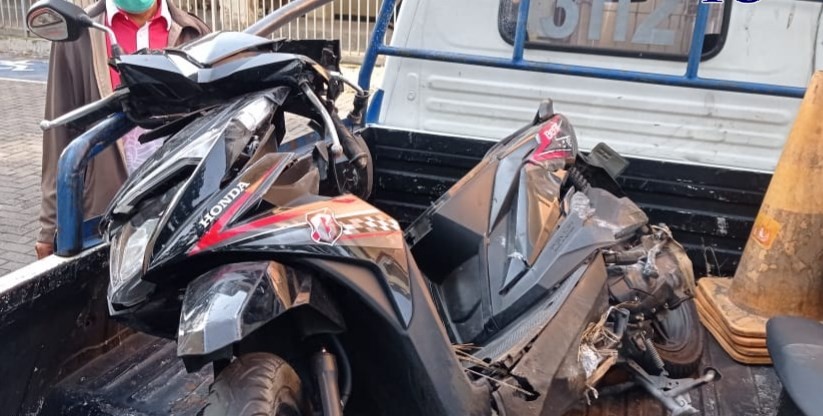 Motor yang dikendarai korban ringsek. (Dhinar Sasongko/Jawa Pos Radar Semarang)