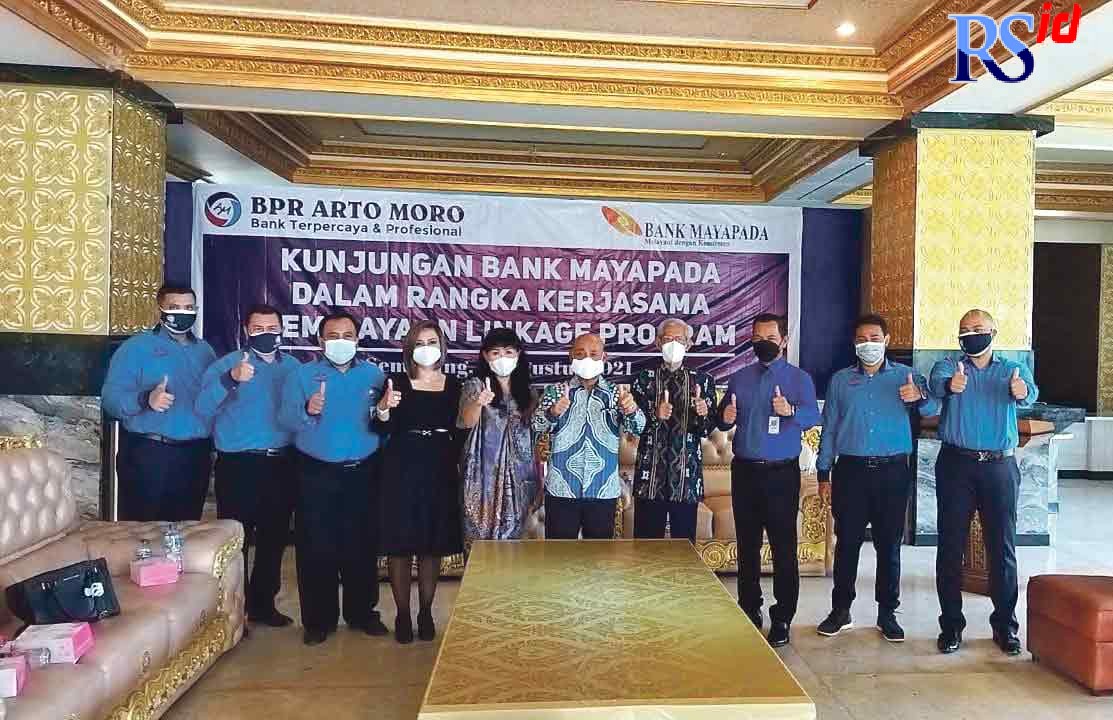 Direktur Utama BPR Arto Moro, Darmawan, (tiga dari kanan), didampingi Subyakto, (lima dari kanan), beserta jajaran menerima kunjungan Elisabeth Monica Iswanto (lima dari kiri), pimpinan cabang Bank Mayapada Semarang di kantor pusat BPR Arto Moro, Jalan El