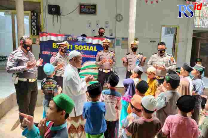 Satlantas Polres Wonosobo memberi santunan ke panti asuhan Ponpes Darul Qur’an Gunung Tawang kemarin (19/9/2021). (Istimewa)