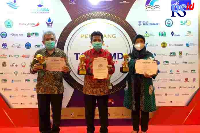Dari kiri ke kanan Sekda One Andang Wardoyo,  Bupati Afif Nurhidayat dan Direktur PD BPR Bank Wonosobo Nani Tri Astuti usai menerima penghargaan Top BUMD Award 2021 di Jakarta Jumat (10/9/2021) lalu. (Istimewa)