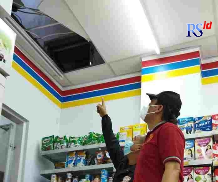 Atap plafon Indomaret Jalan Syuhada Raya, Tlogosari Wetan, Pedurungan yang dibobol pencuri. Dalam aksinya, pelaku sempat merusak mesin ATM dan membawa kabur uang Rp 750 ribu di laci meja kasir. (M HARIYANTO/JAWA POS RADAR SEMARANG)