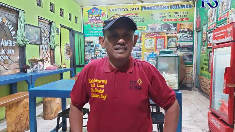 Slamet Riyanto berfoto di warungnya yang sudah tutup, karena persediaan menu habis. Warung berada di Jalan Raya Magelang-Jogjakarta, Blabak, Mungkid, Kabupaten Magelang. (PUPUT PUSPITASARI/JAWA POS RADAR SEMARANG)