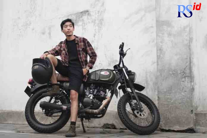 ENTERPRENEUR MUDA: Rifky Febriyanto dan salah satu kaos produksinya. (DOKUMEN PRIBADI)