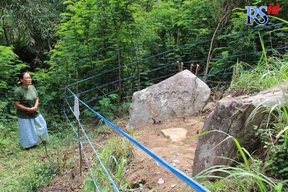 Prasasti Watu Lawang yang hingga kini masih dirawat warga Dusun Pulihan, Tajuk, Getasan, Kabupaten Semarang. (Maria Novena/Jawa Pos Radar Semarang)