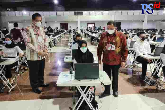 Bupati Semarang Ngesti Nugraha saat meninjau kesiapan tes SKD penerimaan CPNS PPPK Kabupaten Semarang 2021 di Hotel UTC Kota Semarang Selasa (14/9/2021). (Maria Novena/Jawa Pos Radar Semarang)