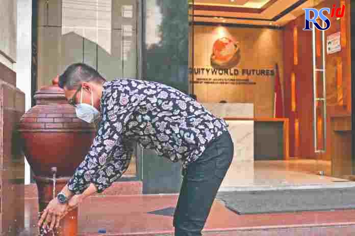 Karyawan dan staf PT Equityworld Futures Cabang Semarang membiasakan diri mencuci tangan dengan air rendaman daun sirih. Selain itu mereka juga makan daun sirih untuk menjaga kesehatan. (Istimewa)