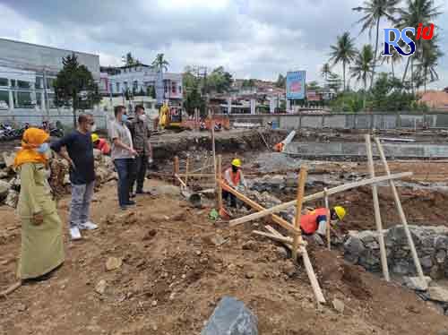 Pembangunan Taman Kompak Cerdas di eks Terminal Soka terus dikebut. (Dhinar Sasongko/Jawa Pos Radar Semarang)