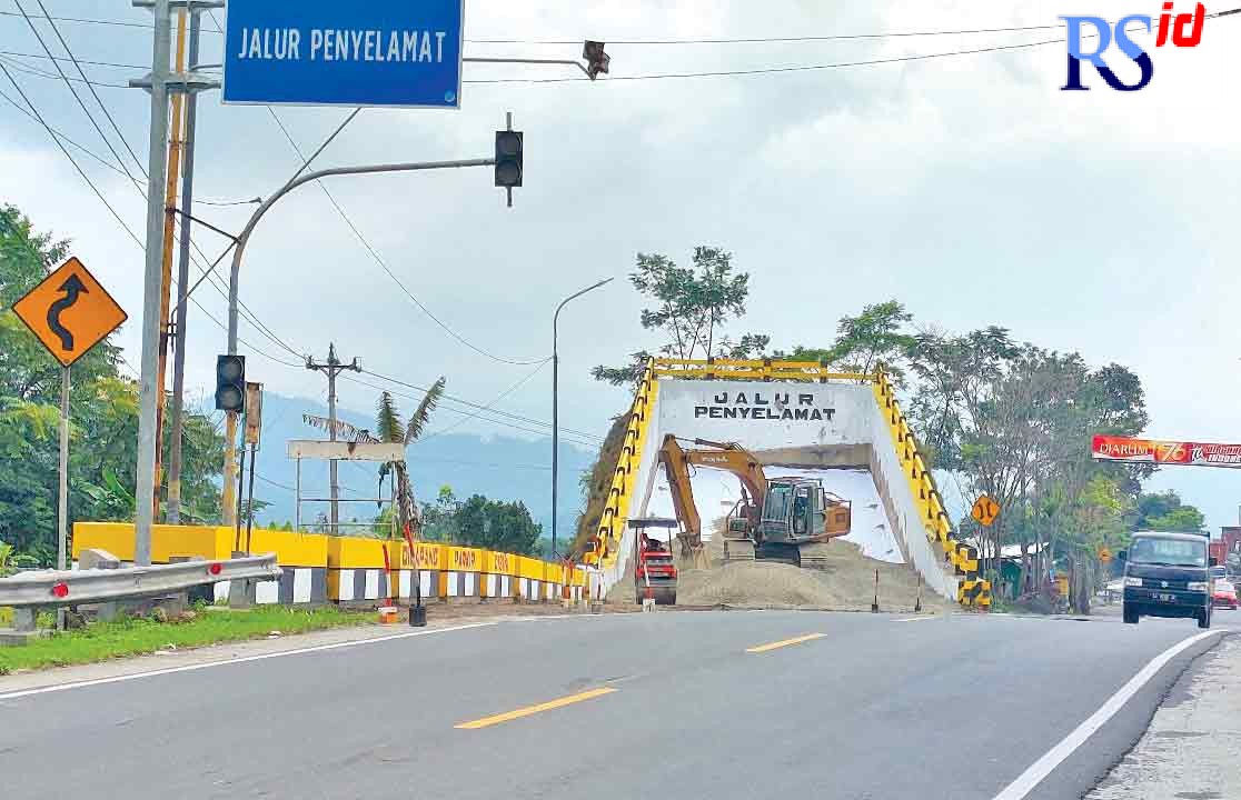 Jalur penyelamat di kawasan jalur tengkorak Kertek dibenahi. Sepanjang Kledung-Kertek dipasang rambu-rambu oleh Disperkimhub Kabupaten Wonosobo bersama Satlantas dan BBPJN Bina Marga Wonosobo. (Istimewa)