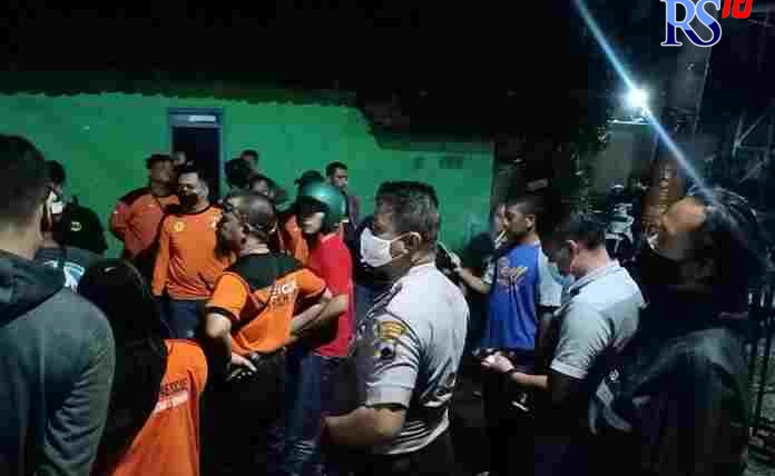 Petugas Gabungan mencari korban bocah yang hanyut terbawa aliran selokan. (Istimewa)