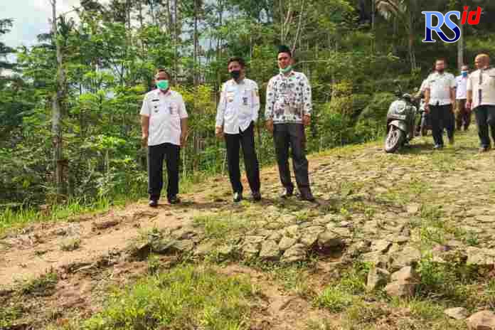 Bupati Afif Nurhidayat saat meninjau jalan di Desa Pungangan, Kecamatan Mojotengah setelah selesai melakukan Musrenbangdes 2022. (Sigit Rahmanto/Jawa Pos Radar Semarang)