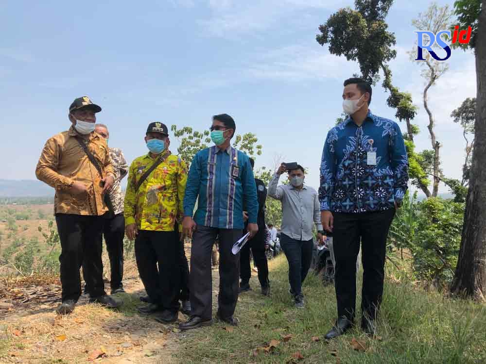 Bupati Kendal Dico Mahtado Ganinduto saat meninjau akses jalan Sojomerto-Kalices penguhung Gemuh-Patean. (BUDI SETIYAWAN/JAWA POS RADAR SEMARANG)