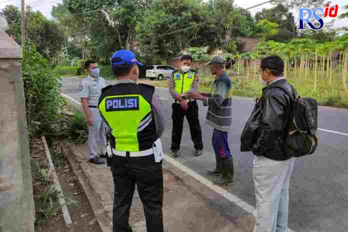 Petugas Jasa Raharja mengecek tempat kejadian perkara kecelakaan di Dusun Grogol, Desa Payaman, Kecamatan Secang. (Istimewa)