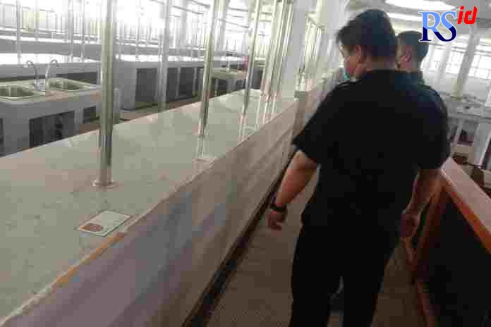 Petugas keamanan Pasar Johar menunjukkan kios pedagang yang sudah ditempeli stiker nomor lapak. (MOHAMMAD UMAR HASAN/JAWA POS RADAR SEMARANG)