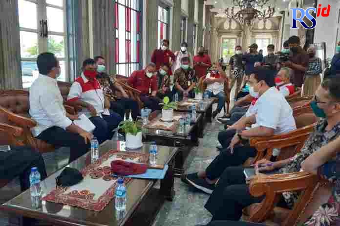 Perwakilan pedagang Pasar Johar melakukan audiensi dengan Wali Kota Semarang, Hendrar Prihadi di lobi VIP Kantor Wali Kota Semarang. (Adennyar Wycaksono/Jawa Pos Radar Semarang)