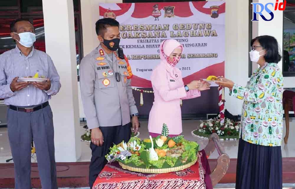 Kapolres Semarang AKBP Ari Wibowo dan Ketua Pengurus Yayasan Kemala Bhayangkari Cabang Semarang, meresmikan TK Kemala Bhayangkari 33 Ungaran, Kamis (2/9/2021). (Maria Novena/Jawa Pos Radar Semarang)