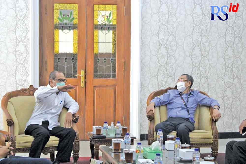 Bupati Temanggung HM Al Khadziq (kiri) bertemu dengan perwakilan PT Djarum Rabu (1/9/2021). (ANANTA ERLANGGA MUSA / JAWA POS RADAR SEMARANG)