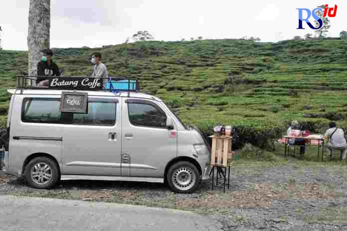 Komunitas Batang Coffee mengenalkan kopi lokal melalui Coffee Cars di di perkebunan teh Jalan Bandar-Batur. (Istimewa)