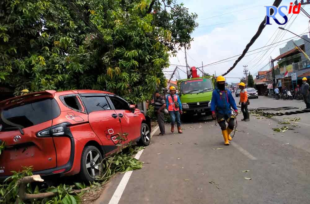 Suasana di lokasi kejadian saat lalu lintas sudah dialihkan dan tiang listrik baru mulai dipasang, Jumat (24/9/2021). (NANANG RENDI AHMAD/JAWA POS RADAR SEMARANG)