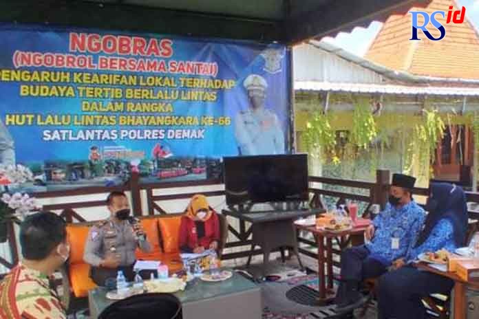 PENERTIBAN: Kasatlantas Polres Demak, AKP Fandy Setiawan memandu acara Ngobras bersama stakeholder di Reinz Café kemarin. (Wahib Pribadi/Jawa Pos Radar Semarang)
