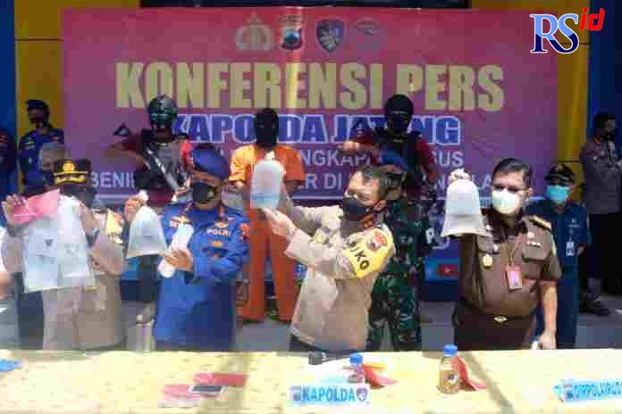 Kapolda Jateng Irjen Pol Ahmad Luthfi didampingi Dirpolairud Polda Jateng, Kombes Pol R Setijo Nugroho menunjukkan barang bukti saat konferensi pers di Mako Ditpolairud Semarang. (Istimewa)