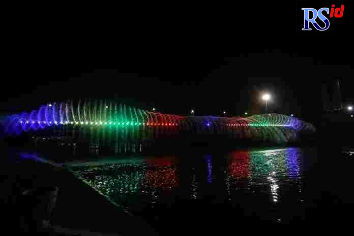 Atraksi air mancur menari Semarang Bridge Fountain kembali bisa dinikmati masyarakat Semarang setiap Jumat dan Sabtu malam. (Dokumentasi Jawa Pos Radar Semarang)