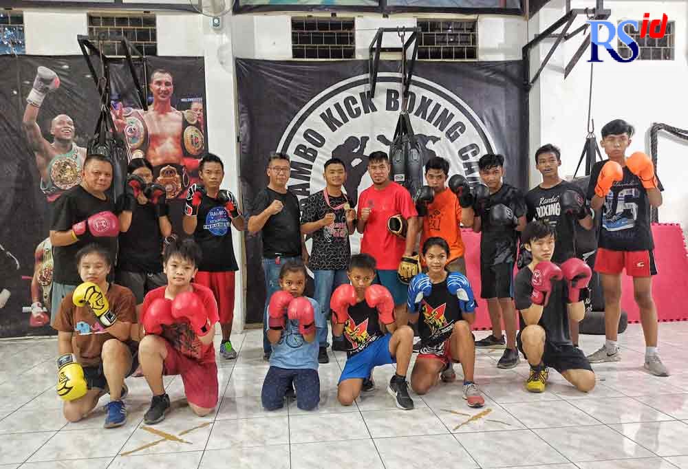 Para atlet muaythai yang berlatih di sasana Rambo Muaythai 4294. (M HARIYANTO/JAWA POS RADAR SEMARANG)