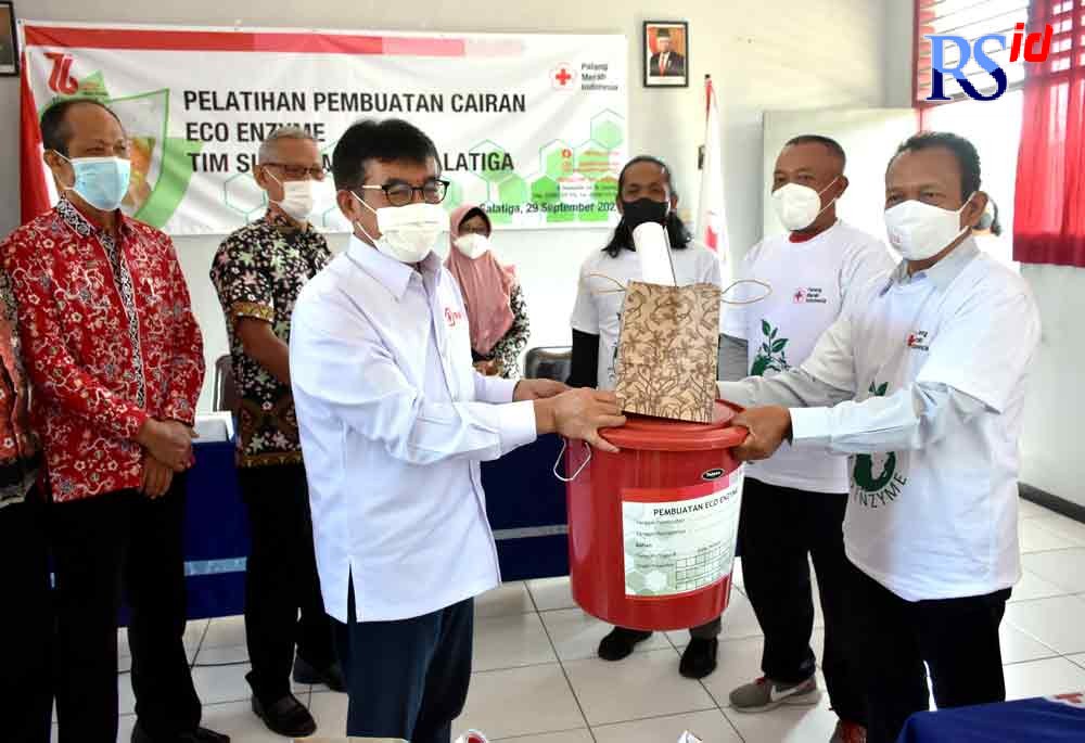 Wakil Wali Kota Salatiga Muh Haris membuka Pelatihan Pembuatan Cairan Eco Enzyme di Kantor PMI Kota Salatiga, Rabu (29/9/2021). (Dhinar Sasongko/Jawa Pos Radar Semarang)