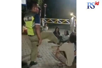 TAK PATUT DICONTOH: Oknum anggota Satpol PP Blora menendang pemuda saat razia di Kelurahan Karangboyo, Kecamatan Cepu, Blora. (SCREENSHOT VIDEO)