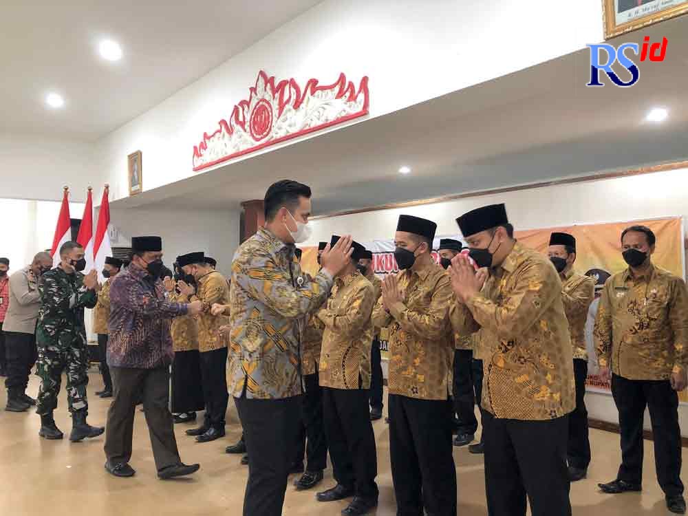 Bupati Kendal Dico M Ganinduto memberikan ucapan selamat kepada pengurus Paguyuban Kades yang telah dilantik. (BUDI SETIYAWAN/JAWA POS RADAR SEMARANG)
