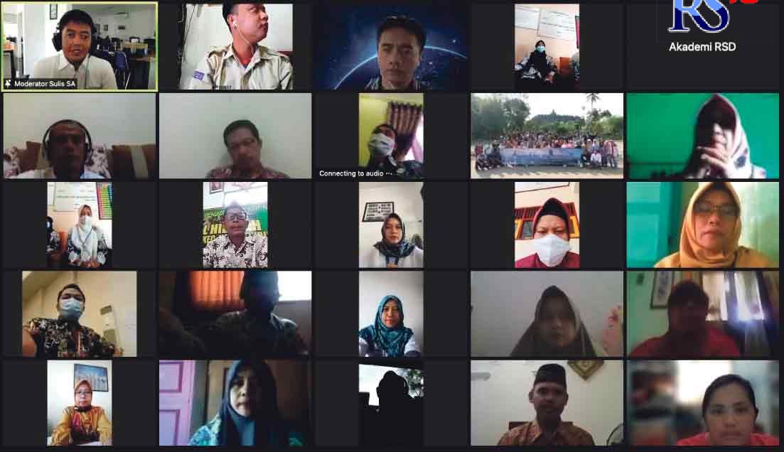 Pelatihan menulis artikel populer di media massa yang diadakan Jawa Pos Radar Semarang bekerja sama dengan PGRI Kabupaten Magelang kemarin (25/9/2021). (Agus AP/ Jawa Pos Radar Semarang)