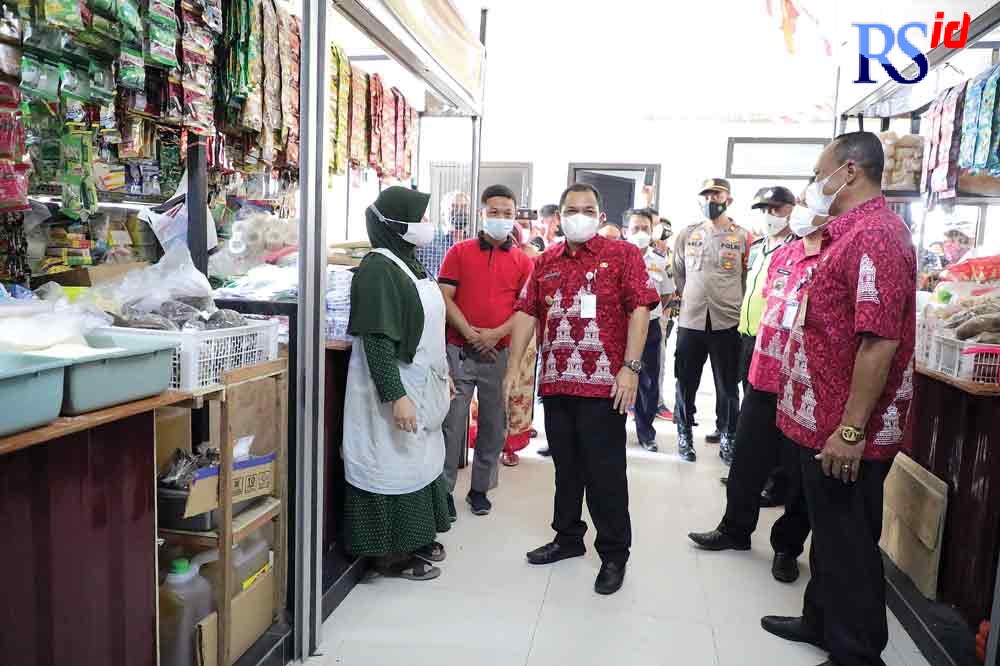 Bupati Semarang Ngesti Nugraha meninjau Pasar Kembang Bandungan usai diresmikannya dengan penandatanganan prasasti di Kantor Kecamatan Bandungan Rabu (22/9/2021). (Maria Novena/Jawa Pos Radar Semarang)