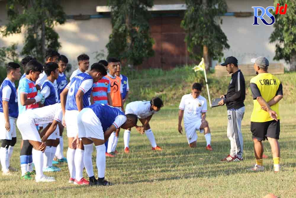 Pemain Persikama menggelar latihan di Lapangan Patal Secang karena belum mendapatkan izin untuk menggunakan Stadion Gemilang. (Istimewa)