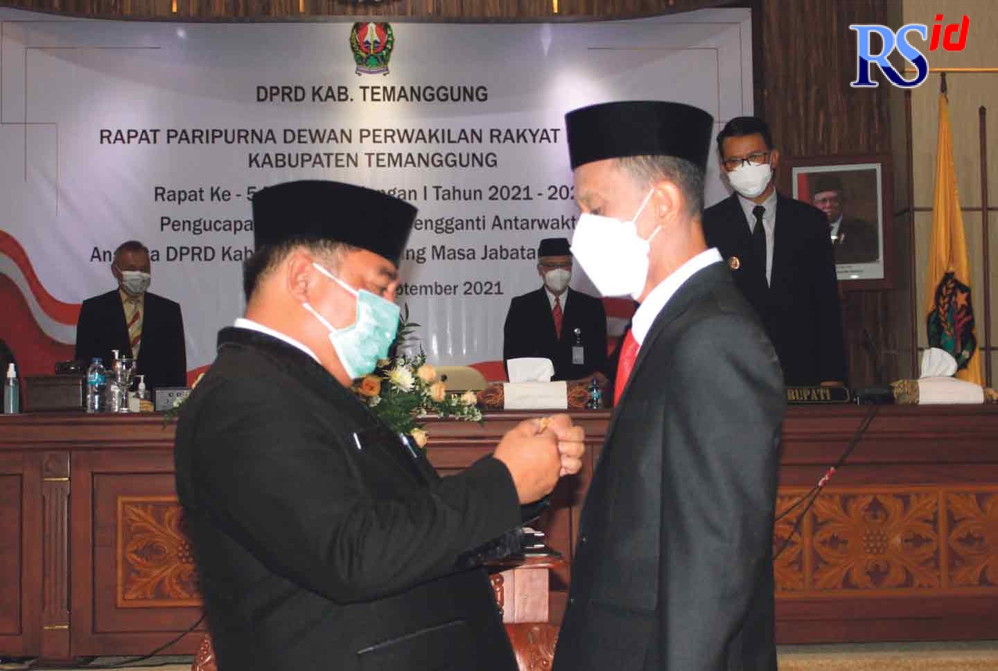 Ketua DPRD Kabupaten Temanggung Yunianto melantik Riyadi Kaunaen menjadi anggota dewan dari PDI Perjuangan, Selasa (14/9/2021). (ANANTA ERLANGGA MUSA / JAWA POS RADAR SEMARANG)