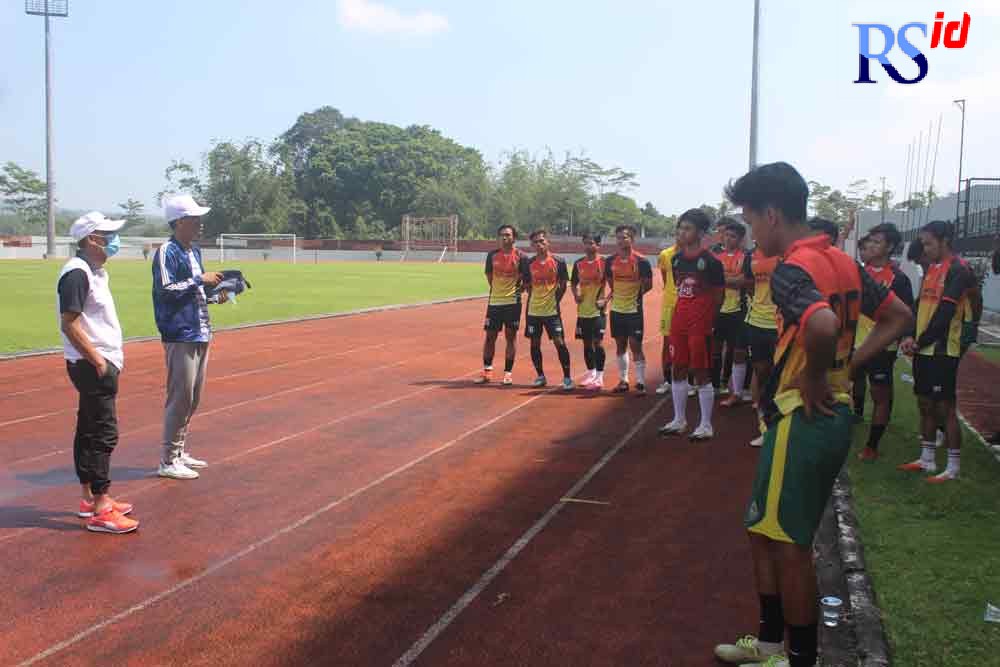 Para pemain PPSM Sakti Magelang usai uji coba kemarin Sabtu (18/9/2021). (ROFIK SYARIF G P/JAWA POS RADAR SEMARANG)