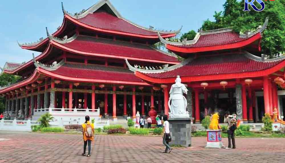 Wisata Sam Poo Kong tampak lengang membuat pengunjung bebas berfoto tanpa antre Selasa (28/9/2021). (DEVI KHOFIFATUR RIZQI/ JAWA POS RADAR SEMARANG)