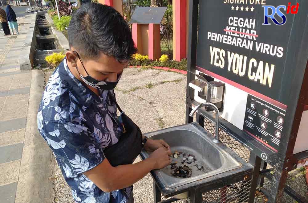 Salah seorang pengunjung tidak bisa menggunakan tempat cuci tangan di Taman Sampangan karena tidak ada air dan sabun. (IDA FADILAH/JAWA POS RADAR SEMARANG)