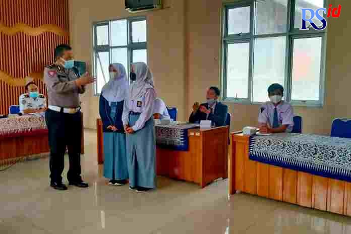Anggota Satlantas Polres Pekalongan Kota saat edukasi Prokes dan kesadaran remaja dalam keselamatan di jalan, Rabu (15/9/2021). (Lutfi Hanafi/Jawa Pos Radar Semarang)